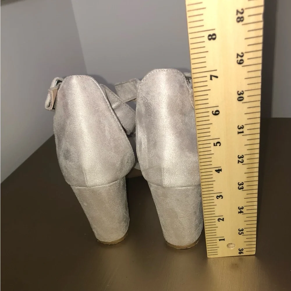 Allegra K Women’s Ankle Strap heeled Sandles Faux Light Gray Suede Size 9